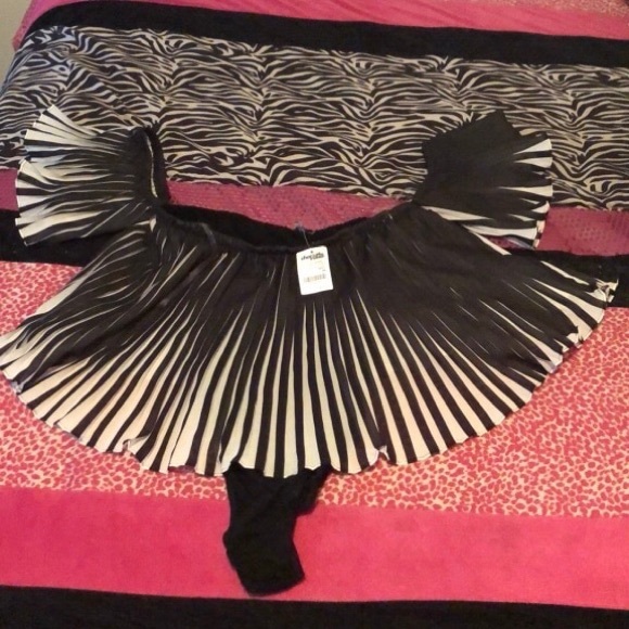 Plleated off the shoulder bodysuit - Picture 2 of 4